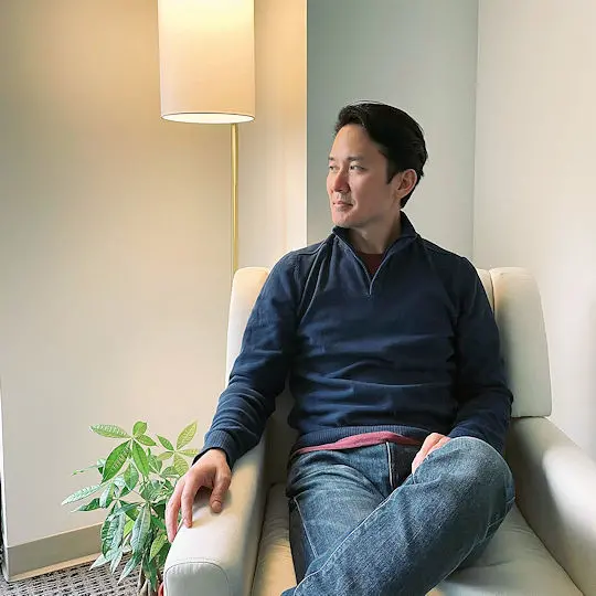 Dr Kuan Su smiling to camera